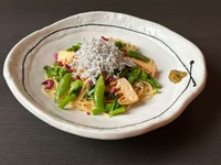 Grilled Flying Fish Broth
Spaghetti Peperoncino with
Young Sardine, Spring Vegetables
and Yuzu Pepper
ふっくらしらすと春野菜の食感や彩り、あご出汁の
風味豊かな和風ペペロンチーノ。
春を感じる一品です。