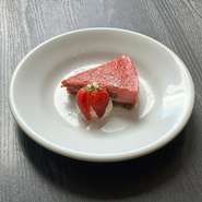 なめらかムースに福岡の特産品「あまおう」を
贅沢に使ったストロベリームースケーキ。