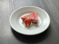 なめらかムースに福岡の特産品「あまおう」を
贅沢に使ったストロベリームースケーキ。