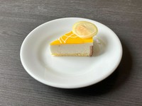 瀬戸内レモンの果肉入りレアチーズケーキ。
最後までさっぱりと食べられる爽快感ある一品。