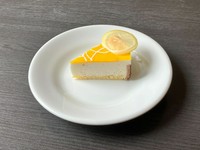 瀬戸内レモンの果肉入りレアチーズケーキ。
最後までさっぱりと食べられる爽快感ある一品。