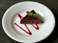 濃厚なグラサージュショコラと
ベリーソースの酸味で味のコントラストを楽しめる
大人もお子様も楽しめるショコラケーキ。