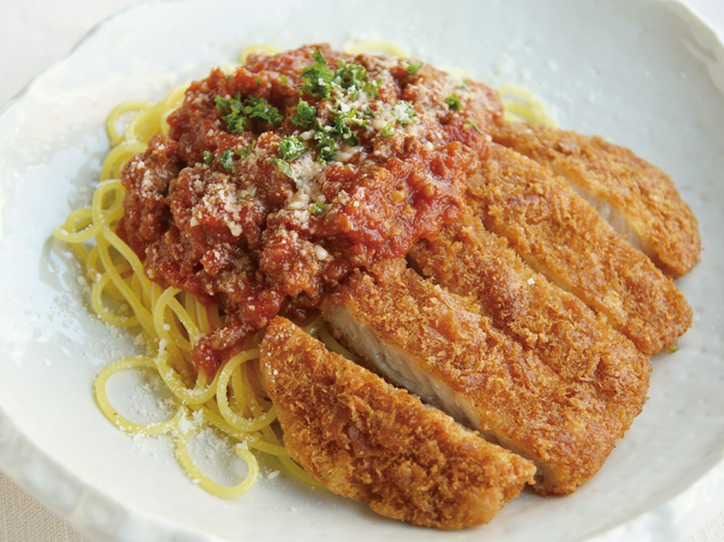 ロース豚カツとトマト風味の軽めのミートソーススパゲッティ