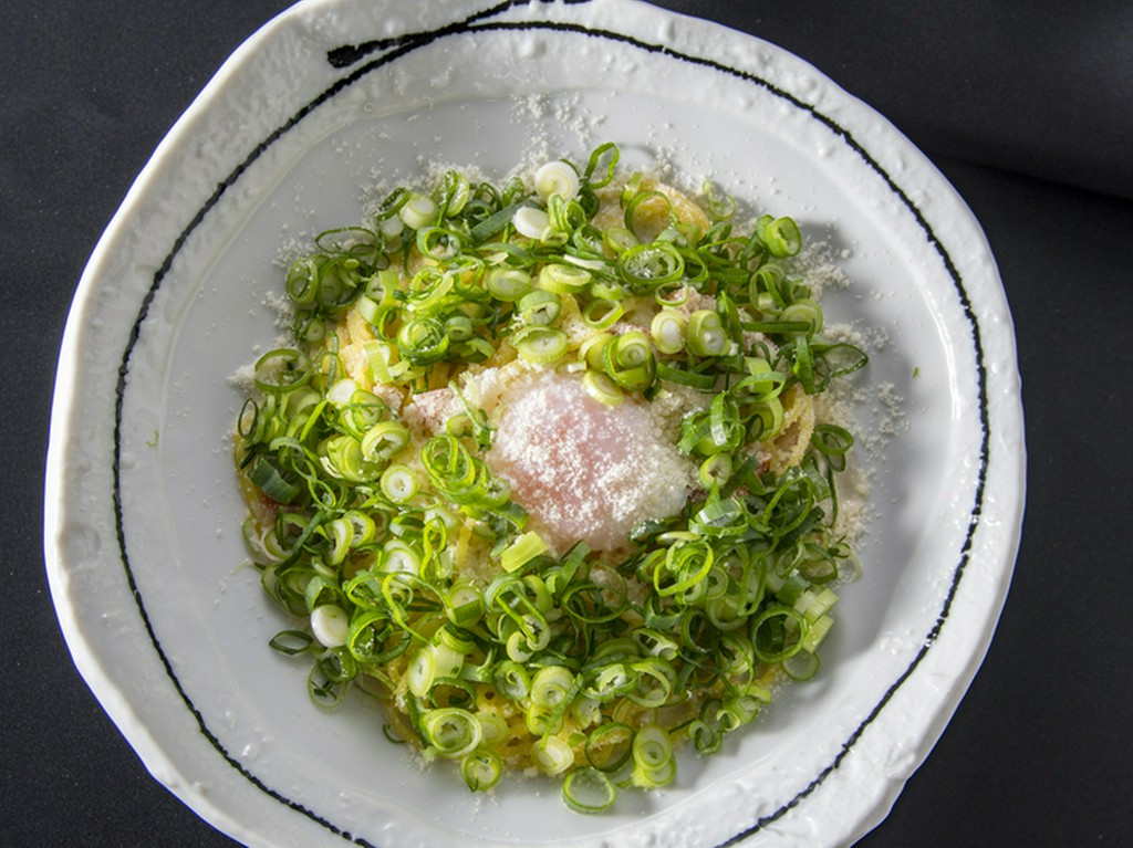 鰹だしが隠し味『糸島ネギをたっぷり使った和風カルボナーラ』