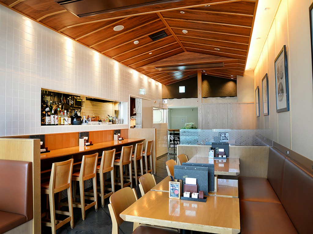 お一人様向けのカウンター席＆グループ客向けのテーブル席を完備