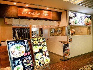 ガラス張り厨房や看板商品の電飾看板で、おいしさを視覚に訴える