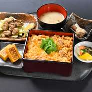 親子重・地鶏あぶり焼き・玉子焼き・小鉢・味噌汁・漬物

（並）1,730円
（上）1,930円※肉の量が1.5倍です」
プラス100円で名物鶏スープを付けられます