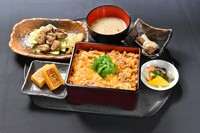 親子重・地鶏あぶり焼き・玉子焼き・小鉢・味噌汁・漬物

（並）1,730円
（上）1,930円※肉の量が1.5倍です」
プラス100円で名物鶏スープを付けられます