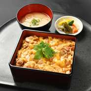 かしわ屋源次郎の名物はしっかりした肉質の「親鶏」と「鶏だし」から作るつゆの味
（並）850円
（上）1,050円