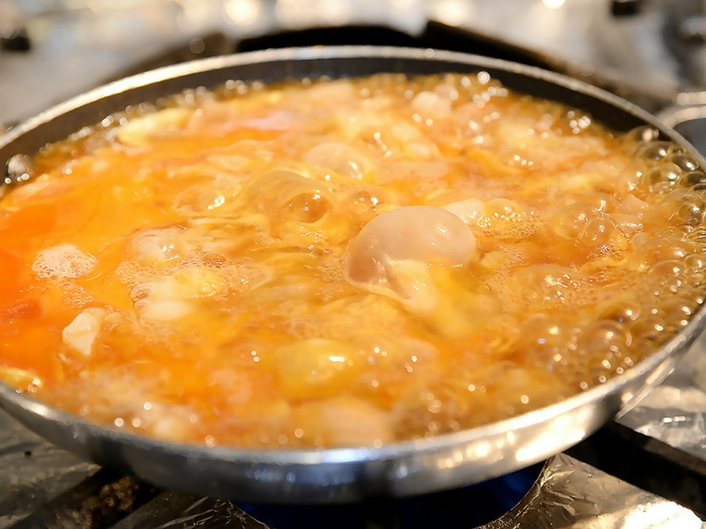 地元のこだわり食材使用、やみつきになる地産地消の『親子丼』