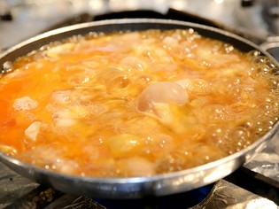 地元のこだわり食材使用、やみつきになる地産地消の『親子丼』