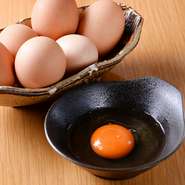『親子丼』が売りのため、鶏肉にこだわるのは当然ですが、それ以上に鶏肉に負けない力強い卵を用いないと、味のバランスが崩れてしまいます。そこで、地元、朝倉の「輝黄卵」を使用。濃厚な味わいが特徴の卵です。
