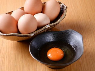 鶏肉に負けない力強い味わい。地元、朝倉の「輝黄卵」を使用！