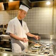 元気な接客で、お客様への目配り、気配りを常に心がけています。大きな店舗ではないので、その分、お客様に注意を払いやすいのが強みですね。お子様連れの親御様にも、リラックスして食事を楽しんでいただけます。