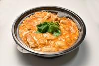 歯ごたえと旨味のある九州産親鶏を福岡朝倉産の輝黄卵でフワトロに仕上げた親子丼