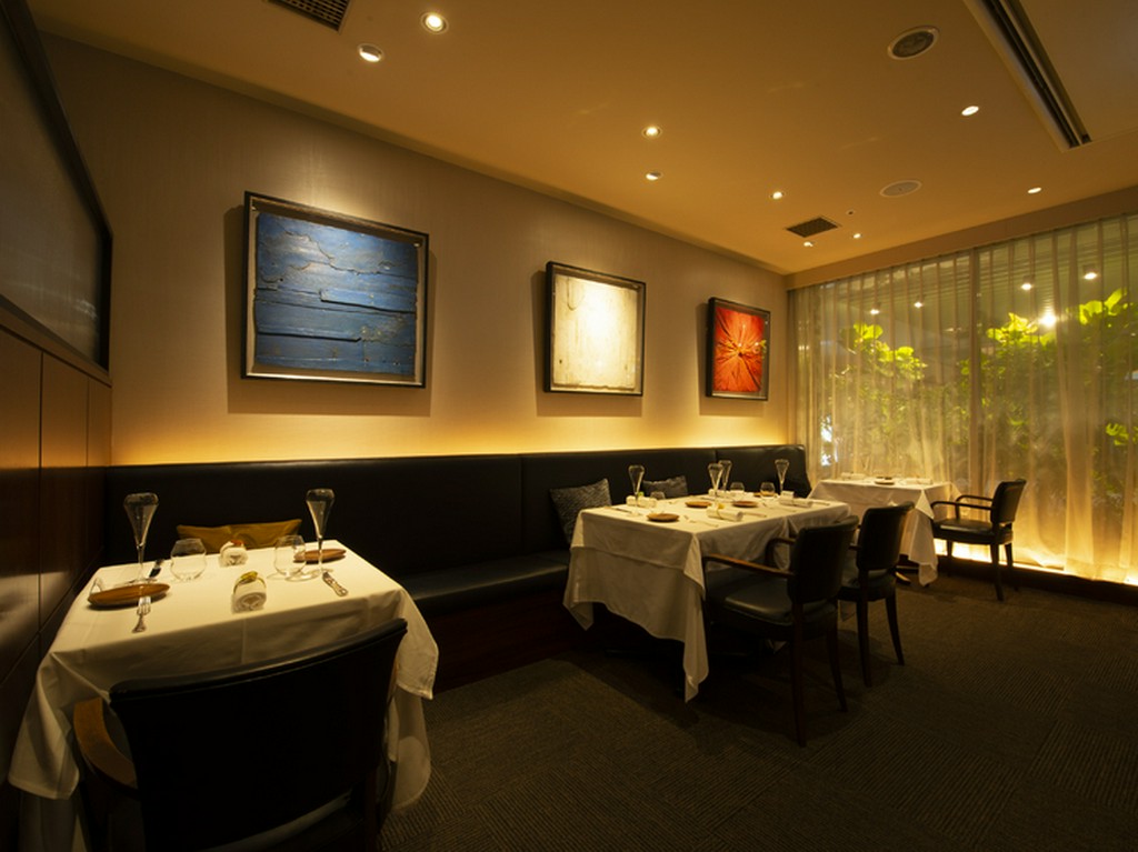 フランスのヴィンテージワインはもちろん、国内産ワインも充実