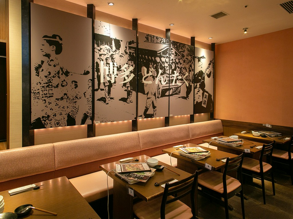 店内の壁画は博多名物“どんたく”と”山笠”で賑やかに！