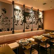 店内の壁面には、有名な博多のお祭り“どんたく”と”山笠”をモチーフとした絵が描かれています。もつ鍋や、博多の料理を楽しみながら、有名な博多の祭りの気分も味わえるお店です。
