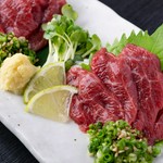 本場熊本産の高級馬刺し。