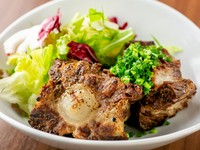 じっくり煮込んだ後さらに焼き上げる、手間と時間をたっぷりかけて完成する『テール塩焼き』