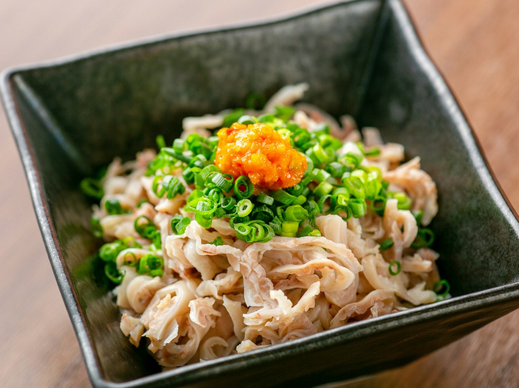 ぽん酢ベースであっさりしていて、フワッとした柔らかい触感がお酒に合うと常連さんに人気の『酢もつ』