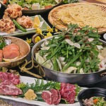 九州は福岡を代表する郷土料理のひとつ「もつ鍋」。創業以来、地元の方に愛され続け、歴史を誇るもつ鍋専門店の味をお楽しみください。九州の味覚が大集結したおすすめのコースです！