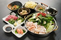 国産和牛のホルモンを使ったもつ鍋をご堪能あれ！ほかにも、熊本産馬刺しや〆の特製ちゃんぽん麺などボリューム満点です。スープは醤油・味噌・塩からお選びいただけます。