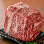 通称を「伊万里牛」という佐賀牛は、ブランド牛のひとつです。お店ではサシが多すぎず、少なすぎないものを厳選して使用しています。さっぱりした口当たりなので、女性に人気です。