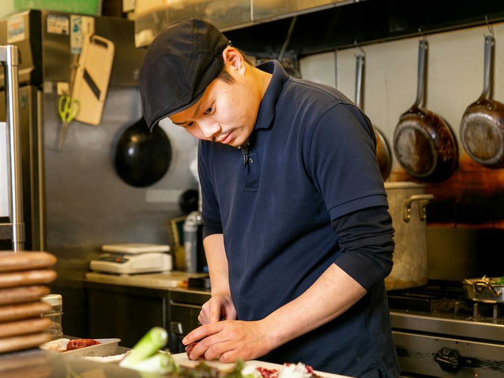 食事のタイミングをオープンキッチンから常に見守り、料理を提供