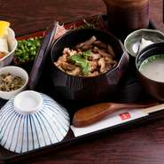 鶏肉の旨味をとことん味わえる『みつせ鶏のひつまぶし膳』