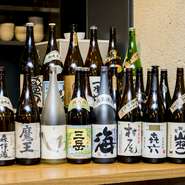 麦・芋・米・黒糖と、焼酎のバリエーションも多彩。九州各地の飲み頃の銘柄を取り揃えています。地元の魚と地元のお酒、そのペアリングは絶妙です。