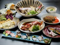 お刺身からはじまる、食事メインのコース。サラダ、焼き物、揚げ物、蒸し物、ご飯物（味噌汁付）。福岡の旨い魚を堪能できます。