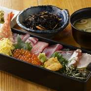 丼ものは、味噌汁・漬物・小鉢付き。ご飯は大盛り無料です。