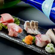 博多「長浜鮮魚市場」より、毎朝届けられる旬の「魚」。ランチタイムは丼ものや定食といったご飯のお供として。ディナータイムはお酒の進む一品料理として堪能できます。
