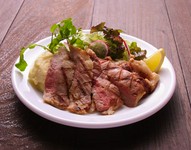 福岡県産の脂身まで美味しい豚肉の肩ロースのお肉です。マスタードソースで召し上がれ♪