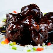 ゴロっと入った豚肉と、色とりどりの野菜が艶やかな茶色いソースにちりばめられた、見た目も美しい一品です。黒酢の味や香りと合わさった、さわやかな甘さが幅広い世代に人気です。