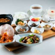 落ち着いた内装の個室が二室（8名用と10名用）あり、二室を合わせることにより最大18名まで対応可能です。宴会などで、円卓を囲めます。用途にあわせたコース料理の相談もできます。