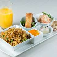 お子様椅子の用意や、ソファ席もあり、子どもを連れてのランチ、ディナーが楽しめます。お子様プレートには、海老のマヨネーズ炒めやシュウマイなど、子どもたちに人気の料理が満載です。