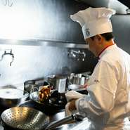 お客様においしいと喜んでいただけることを、常に心掛け、料理をつくっています。