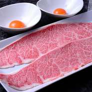 希少部位「ざぶとん」を使用した、名物すき焼き『ざぶすき』。特製の割り下のかかったお肉を軽く炙ったあとは、「三河濃厚卵」に浸して炊きたてご飯と共にひと口。お肉と脂、濃厚な美味しさを体感できます。
