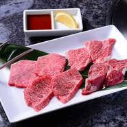 霜降り肉と赤身肉、厳選部位の食べ比べが楽しめる『特選盛り合わせ』。その日もっともゲストにおすすめしたい部位をピックアップしてくれます。