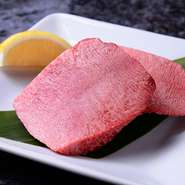 分厚く贅沢なカットが施されたタン。タンならではの食感を存分に楽しめます。『厚切りタン塩』は、16時以降の提供となります。