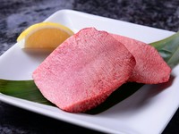 分厚く贅沢なカットが施されたタン。タンならではの食感を存分に楽しめます。『厚切りタン塩』は、16時以降の提供となります。