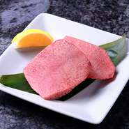 多くの希少部位が注目される【焼肉チャンピオン】。『厚切りタン塩』は、牛の舌の根本の部分を使用。一頭の牛からわずかしか採れないとされる、隠れた希少部位メニューです。