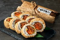 数々のTV 雑誌等で紹介され羽田空港 江戸小路の名物土産となった焼肉チャンピオンロール。厳選したA5黒毛和牛をチャンピオン秘伝のタレで焼き上げ、キムチ サンチュ 特製ソースとともに炊きたてのご飯で包みました。