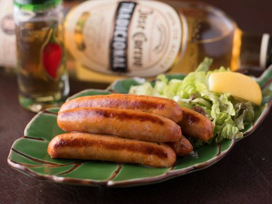 ボトル片手に仲間との距離も自然に近づく