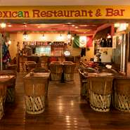 少人数やお1人さまでも気軽に足を運べる、メキシカンらしいオープンな印象のお店です。仕事帰りに訪れてみるのもおすすめ、明日への元気をチャージできます。