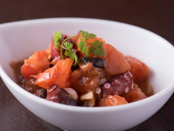 タコをにんにくと唐辛子で炒めた漁師メシ『マリネーラ』