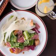 定番サラダの原点は実はメキシコのレストラン。フレッシュなレタスに特製ドレッシング、食感と風味を楽しむ本場のシーザーサラダで、ぜひテーブルを彩ってみませんか。
