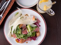定番サラダの原点を味わう『シーザーサラダ』